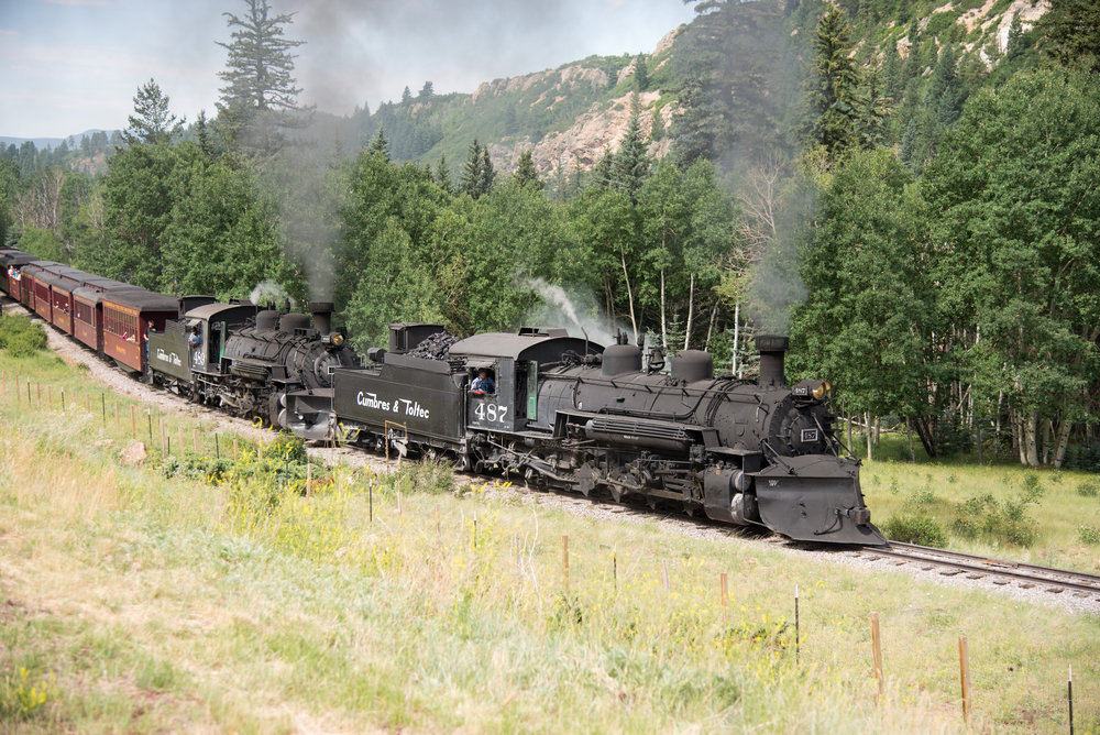19 Both 487 and 489 have clean stacks as the train turns toward Labato.jpg