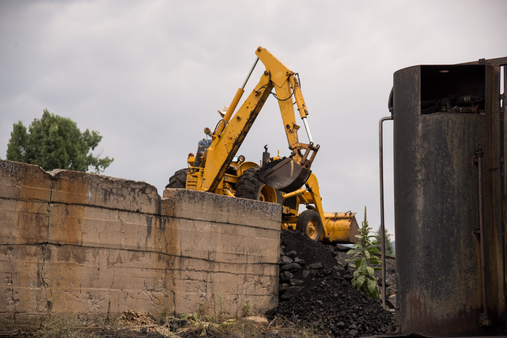 The Friends are using this bucket loader to empty the coal accumulation from the pit under the track.jpg