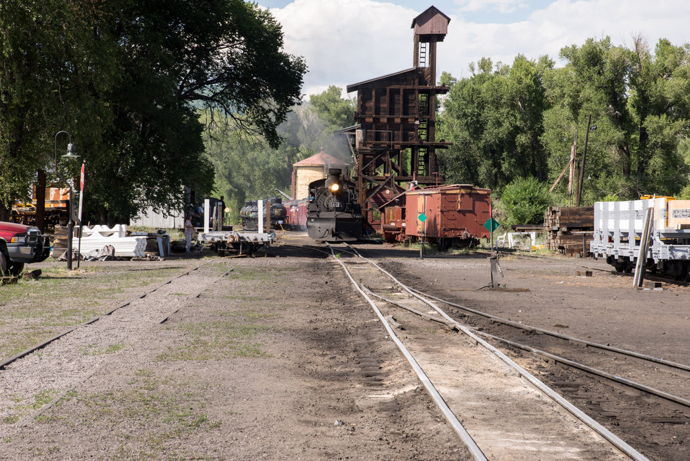 2 487 brings train 215 into Chama yard.jpg