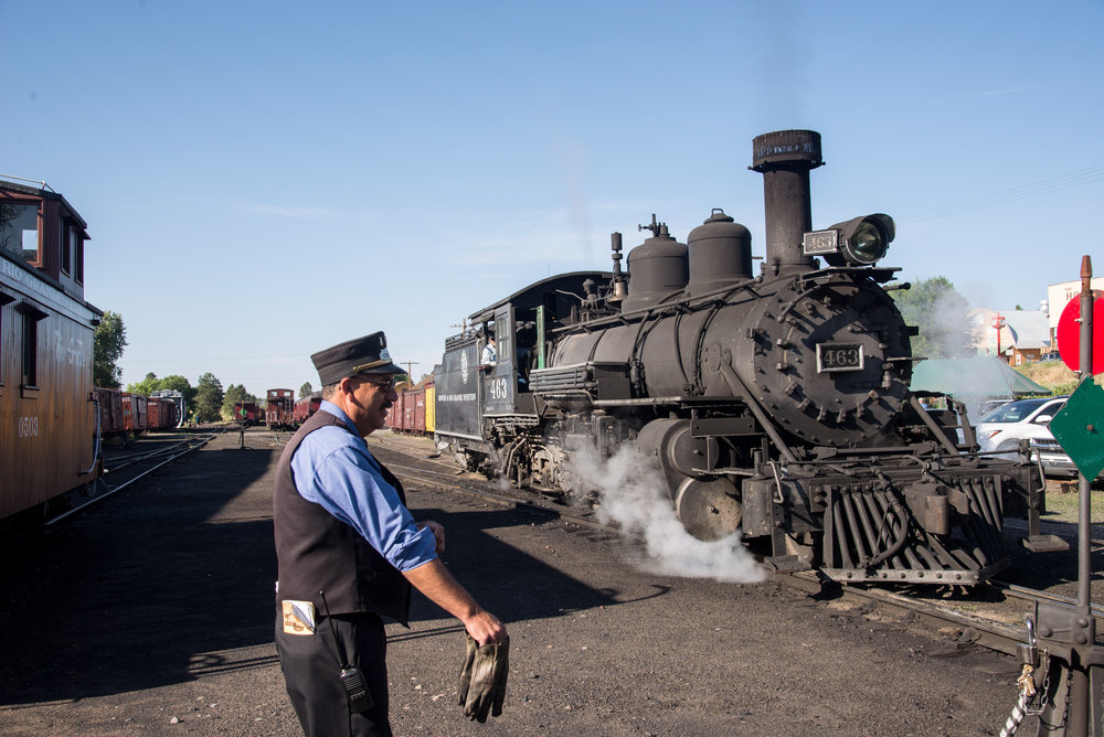 1 Conductor Ray is getting ready to direct the 463 in getting 2 extra coaches from south yard.jpg