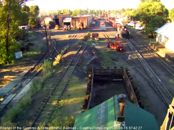 8.16.16 There is now a huddle of train crew at the front of 484.jpg