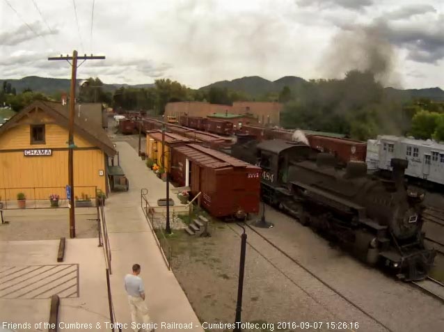 9.7.16 The 484 passes the depot on its way to the wye.jpg