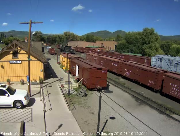 9.10.16 487 has moved onto the south yard lead to wait for 215 to get in and spun.jpg