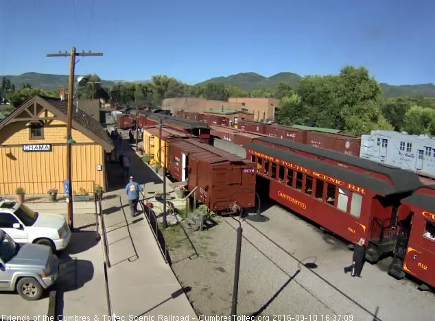 9.10.16 Train barely stopped and the restocking proceeds.jpg