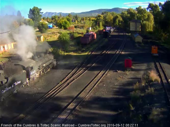 9.12.16 The bucket loader adds coal to 489's bunker.jpg