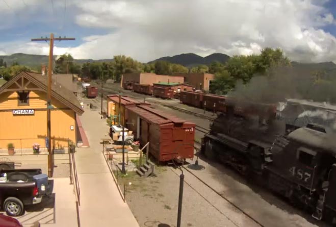 9.13.16 487 is back from the wye and they are also doing something to the deck in front of the depot.jpg