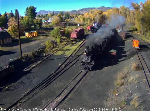 10.4.16 484 comes into Chama with a 9 car 215.jpg