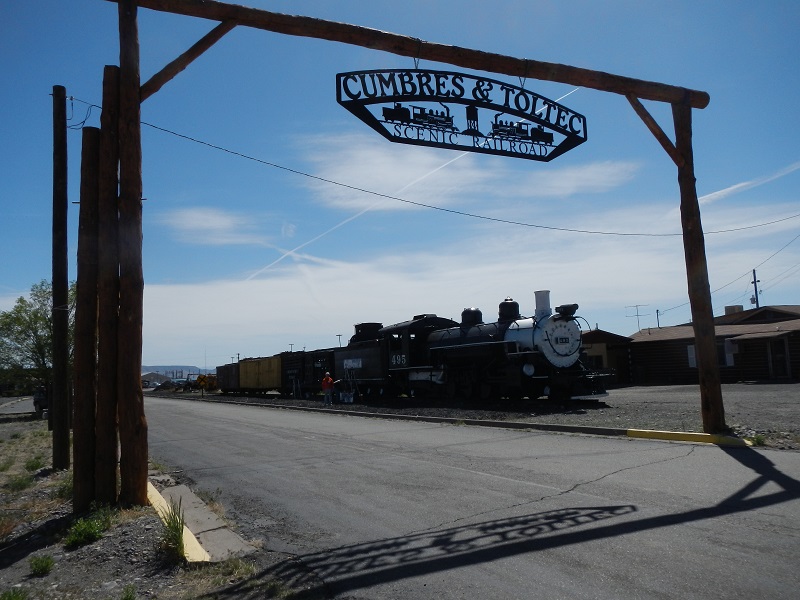Fred Pitroff and Valley Lowrance stenciling display train at entrance to Antonito rail yard.jpg