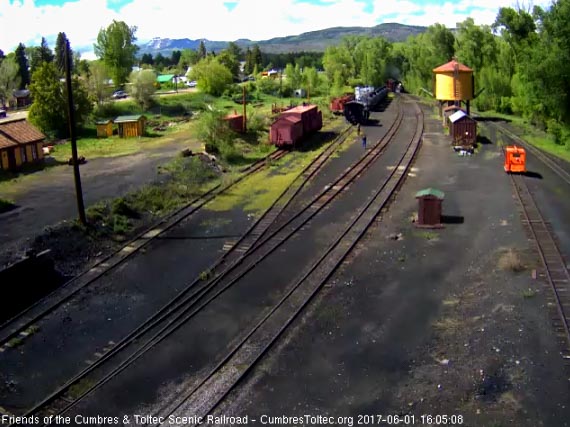 6-1-17 487 brings train 215 into Chama.jpg