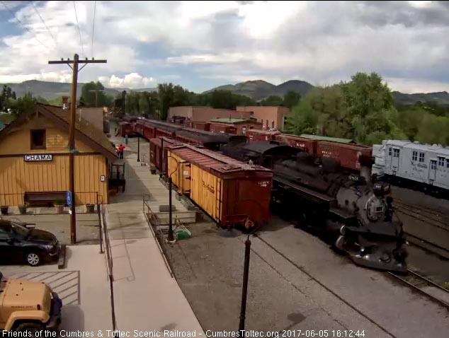 6-5-17 489 slows as it passes the depot.jpg