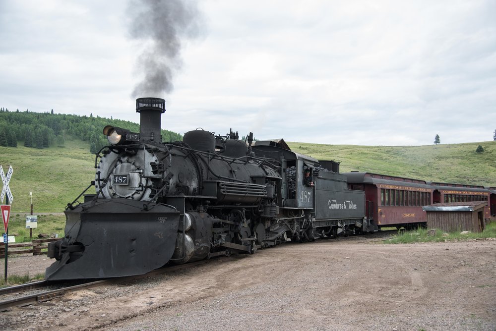 11 Tracy is firing the 487 as train 216 glides into Osier.jpg