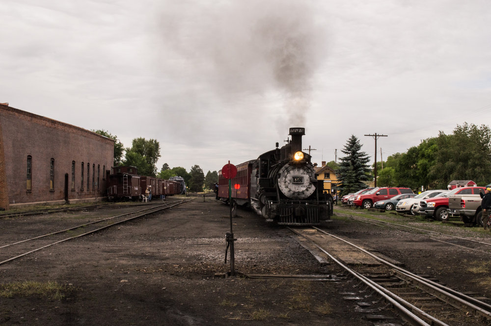 1 463 comes out of south yard with 2 extra coaches for this days train 216.jpg