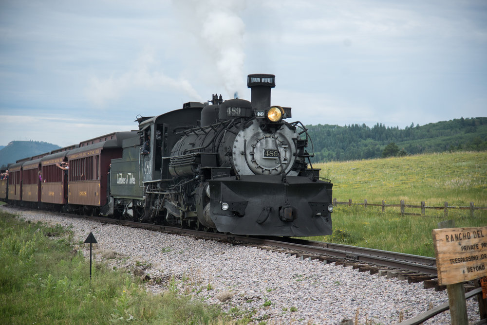 24 The train is approaching the road crossing at Dalton as it climbs away from Lobato.jpg