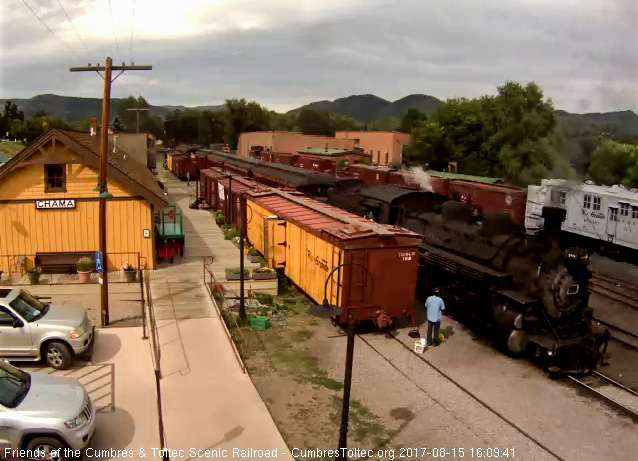8-15-17 488 passes the depot as a member of the cleaning crew waits.jpg