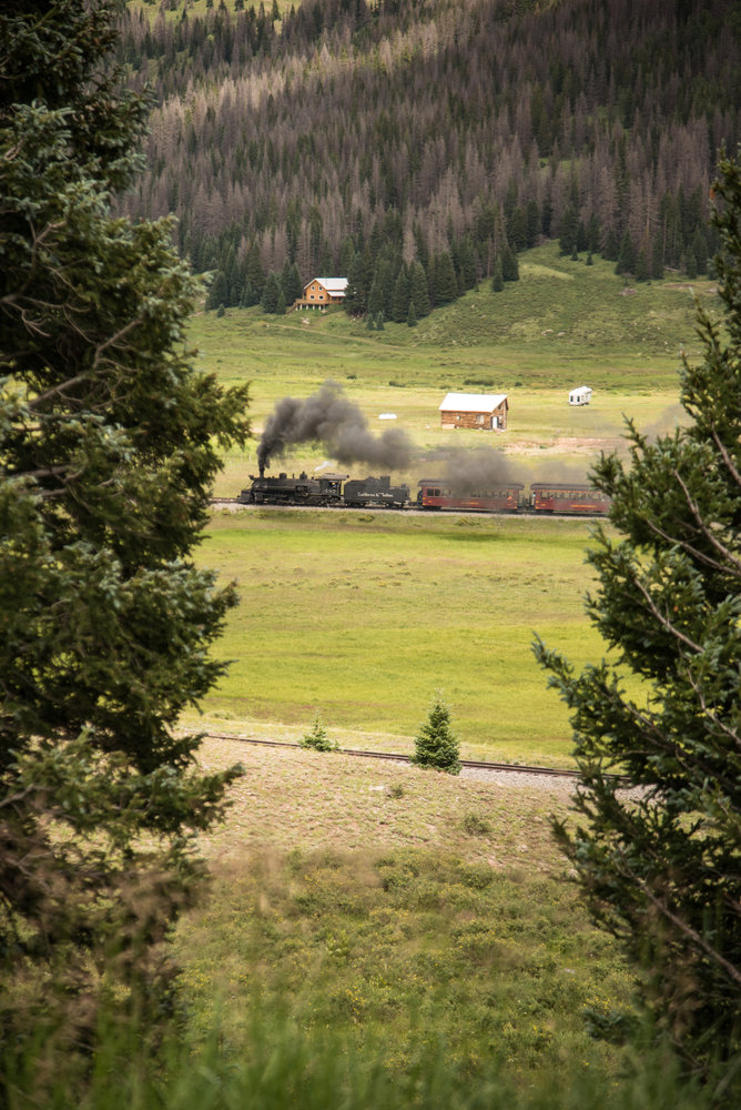 1 487 leads traini 215 toward the horseshoe curve at Los Pinos.jpg