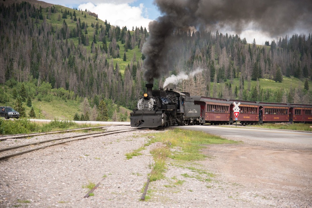 5 487 comes over route 17 at Cumbres, known to fans as 4th crossing.jpg