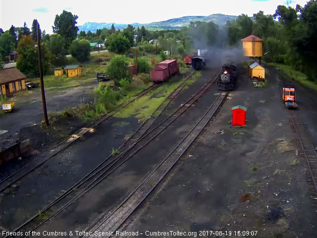 8-19-17 489 lays a nice smoke trail over the train as it comes into Chama.jpg