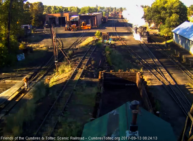 9-13-17 487 pulls into the lead headed to the coal dock.jpg