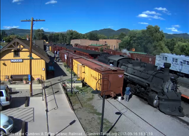 9-16-17 The 487 slows for its stop as its by the depot and the cleaning crew are eager to get to work.jpg