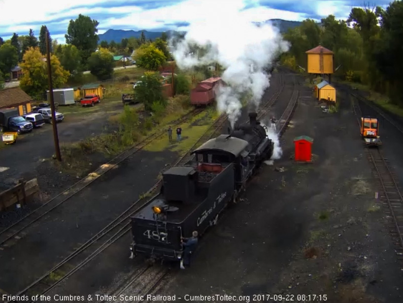 9-22-17 The speeders gone, the 487 backs toward the coal dock.jpg