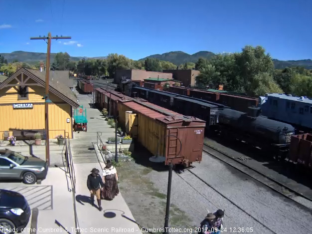 9-24-17 More passengers head to the train.jpg