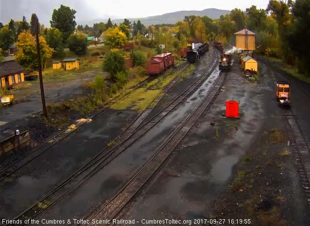 9-27-17 The 463 is by the tank as it moves past north yard.jpg