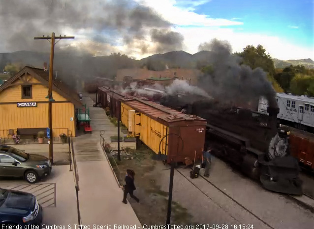 9-28-17 The 489 passes the waiting cleaning crew.jpg