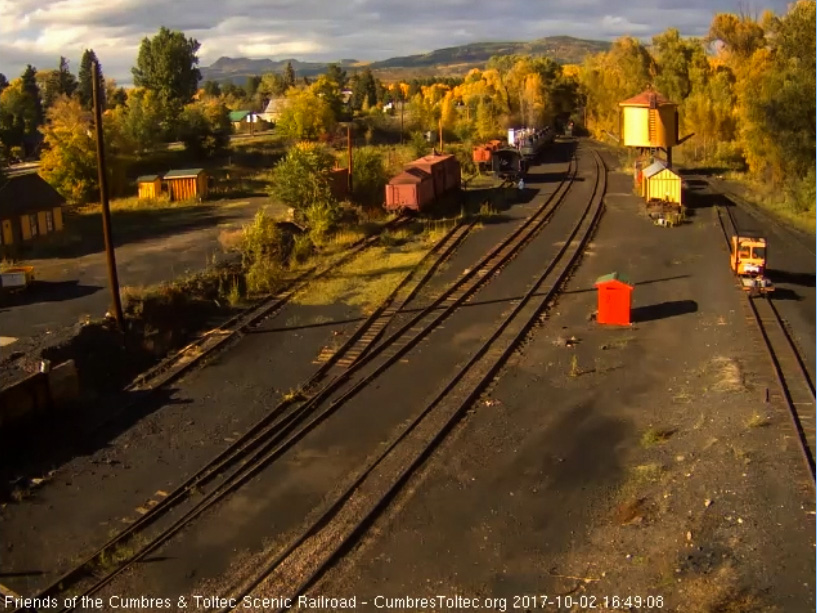 10-2-17 The 487 comes into Chama yard with the pm return of the student freight.jpg