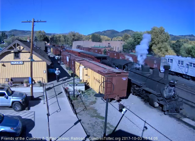 10-3-17  The 463 has stopped at the depot.jpg