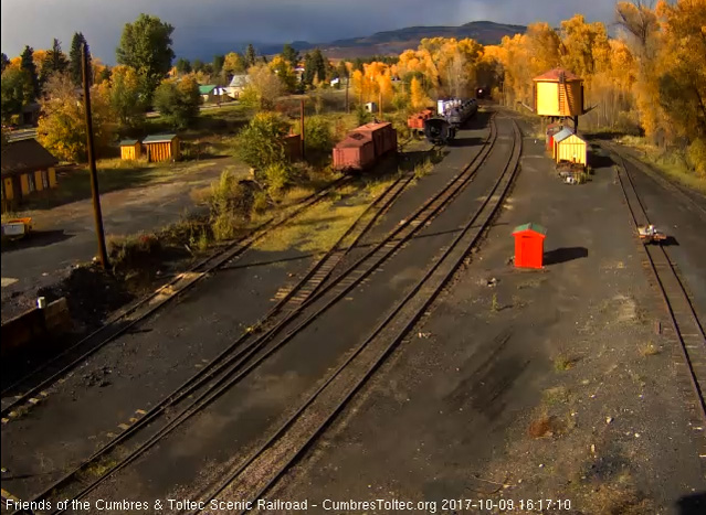 10-9-17  We see 489 as it rounds the curve north of the yard.jpg