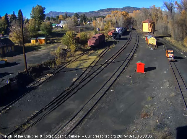 10-16-17 The 489 comes into Chama with the standard 7 car trainset.jpg