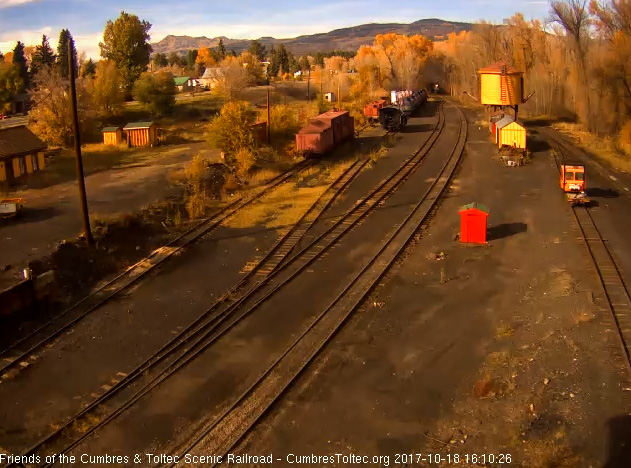 10-18-17 The 489 brings the 7 car train 215 around the curve and into Chama yard.jpg