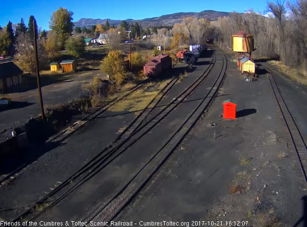 10-21-17 The 489 brings the 10 car train 215 into Chama.jpg