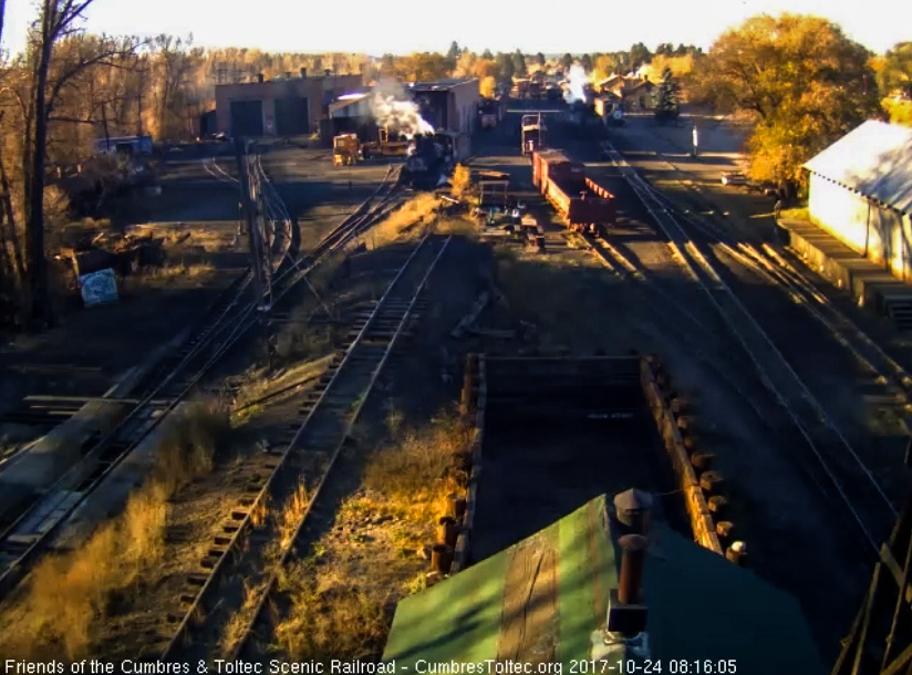 10-24-17  The 463 instead of going to the coal dock has moved down by the round house while the 487 is on the south yard lead.jpg