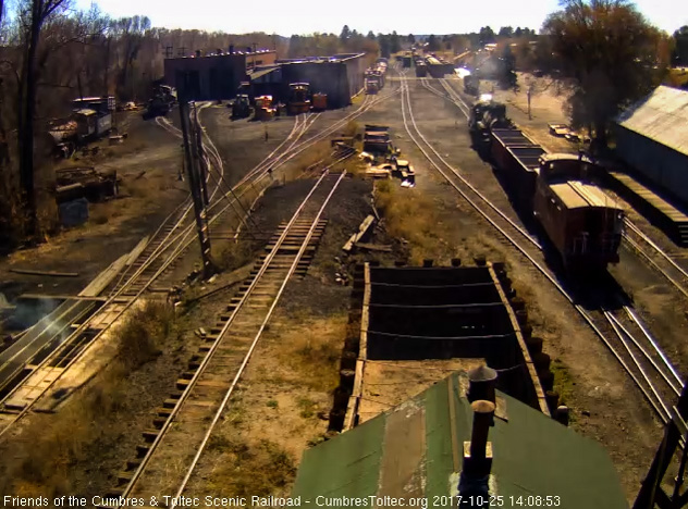 10-25-17  487 heads on its way to where the ballast piles are for a reload.jpg