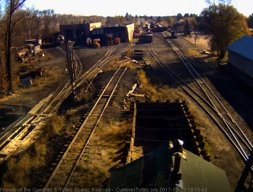 10-25-17 487 parks its train on the connector track.jpg