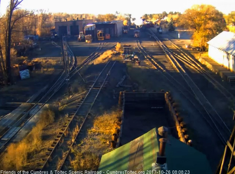 10-26-17 487 has just come into view in the south yard as it switches.jpg