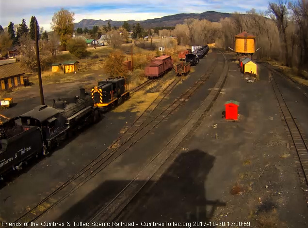 10-30-17 Having positioned the 487, the loader begins adding coal to the bunker.jpg
