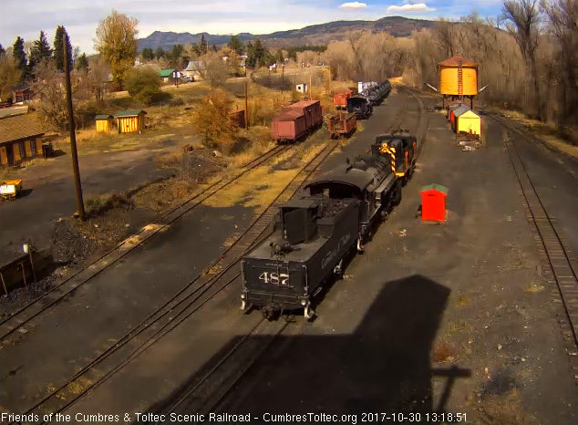 10-30-17 The 15 now tows the 487 back up the main to the house lead switch.jpg