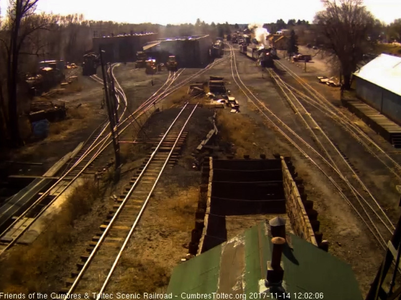 11-14-17 489 comes out of south yard with its little 4 car train.jpg