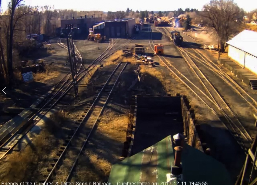 12-11-17  15 pushes the tender of 315 toward the coal dock.jpg