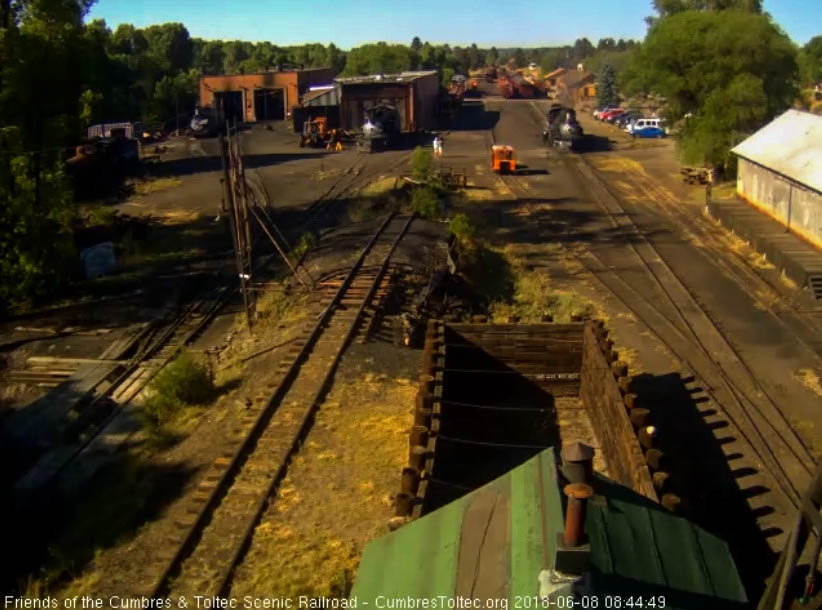 2018-06-08 The 487 waits for the road crew to board.jpg