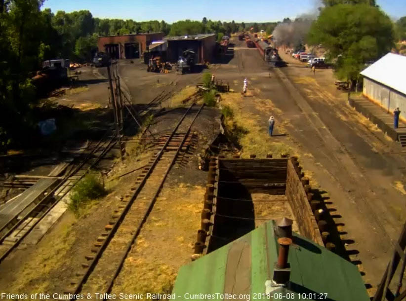 2018-06-08 487 is getting its train underway.jpg