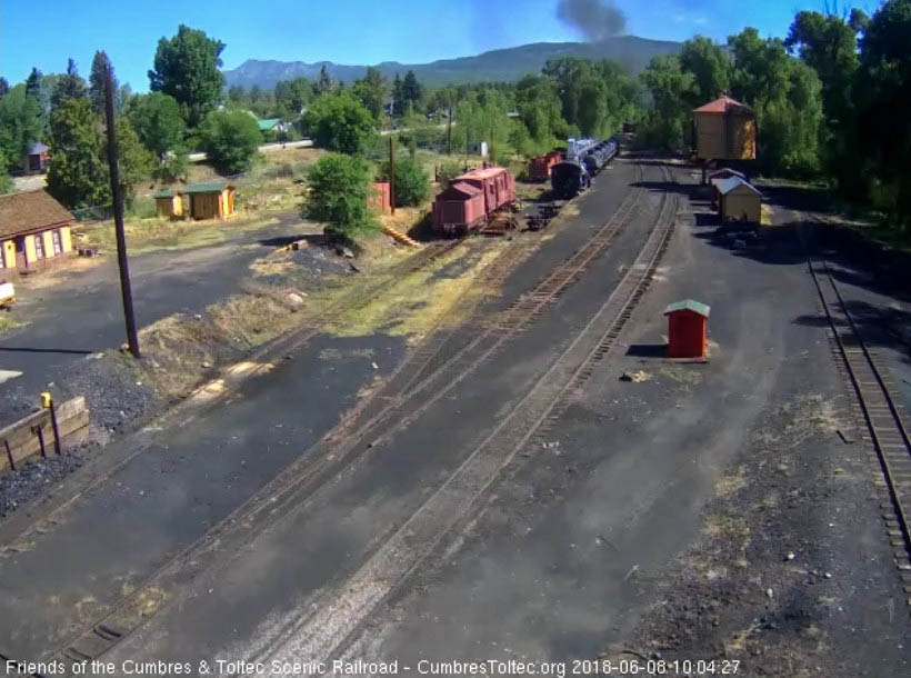 2018-06-08 The parlor Colorado is almost out of sight as it rounds the curve.jpg