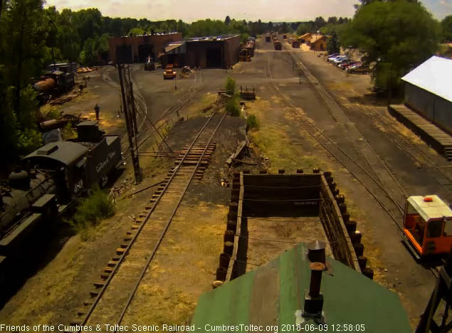 2018-06-09 They have stopped with 489 over the pit.jpg
