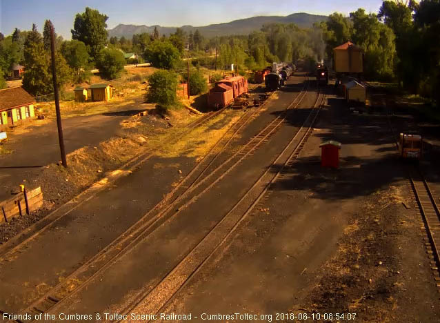2018-06-10 After getting coal the 487 has now moves down by the tank where the 463 is parked.jpg