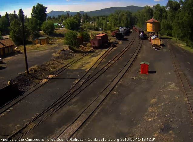 2018-06-12 The 484 passes the tank with its 8 car train 215.jpg