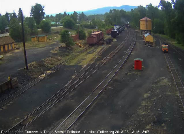 2018-06-13 The 487 comes into Chama with a 7 car train 215.jpg