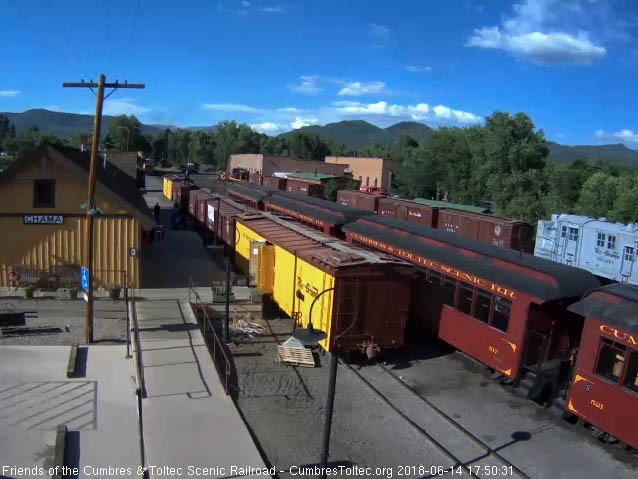 2018-06-14 Look closely, you can see the conductor on top of the cars left turning down the hand brake.jpg