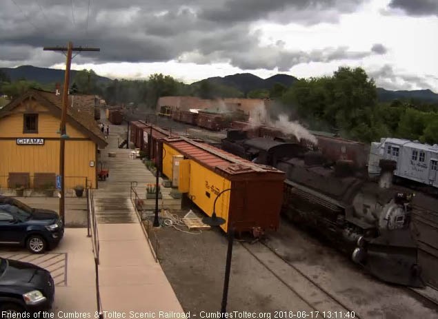 2018-06-17 The 487 passes on its way to the wye.jpg